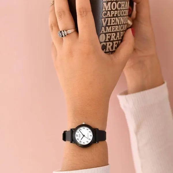 Casio női karóra, kvarc, 25 mm, fehér számlap, fekete bőrszíj, WR30