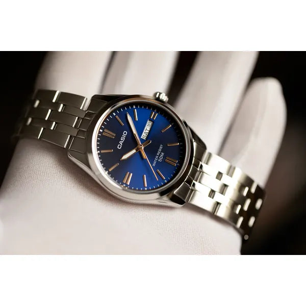 Casio MTP-1335D-2A2 férfi karóra – ezüst acél szíj, kék számlap, WR50