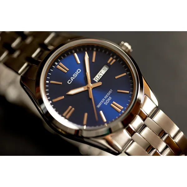Casio MTP-1335D-2A2 férfi karóra – ezüst acél szíj, kék számlap, WR50