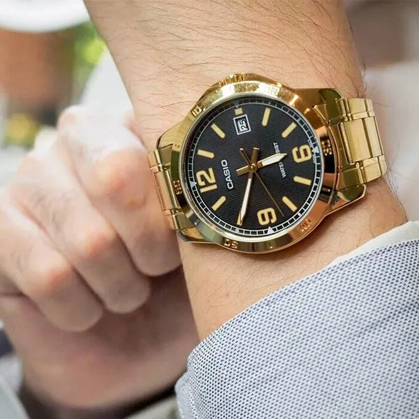 Casio MTP-VD01G-1B férfi kvarc karóra, arany acél, fekete számlap, 45 mm