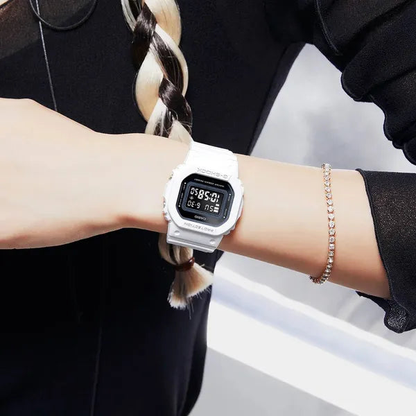 Casio G-Shock GMD-S5600-7ER női digitális karóra, fehér, WR200