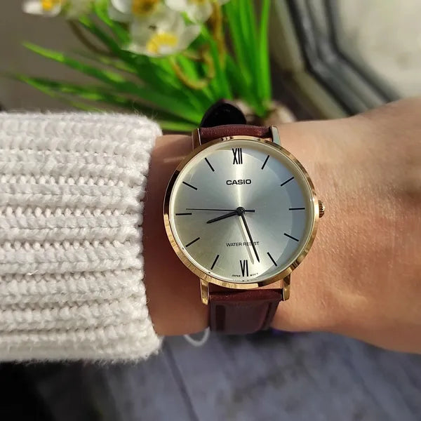 Casio női karóra LTP-VT01GL-9B arany számlap barna bőrszíj 34mm WR30 díszdoboz