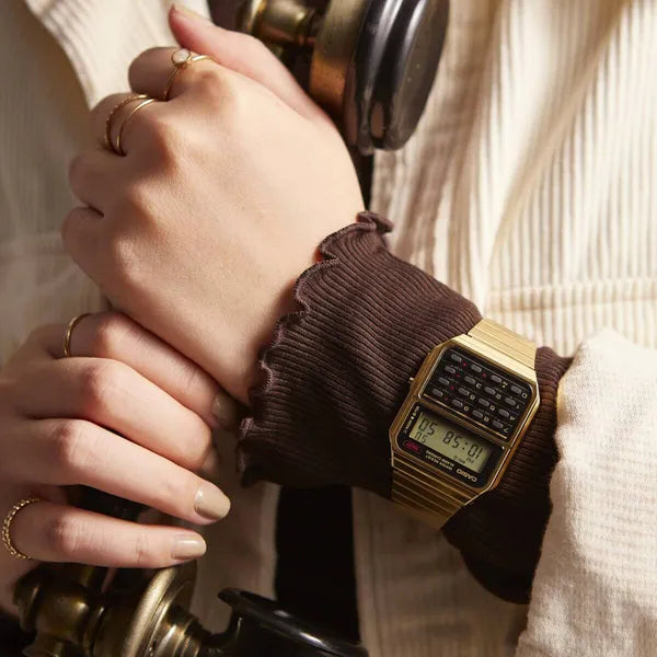 Casio CA-500WEG-1AEF férfi retro kalkulátoros arany digitális karóra, 34 mm