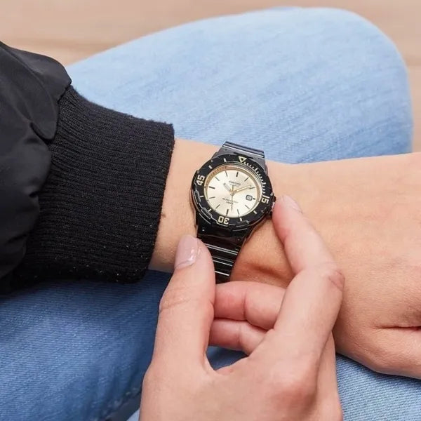 Casio LRW-200H-9EVDF női karóra, fekete gumi szíj, WR100 vízálló, dátum