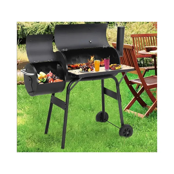 Hordó alakú, nagyméretű faszenes grill füstölővel, hőmérővel és kerekekkel