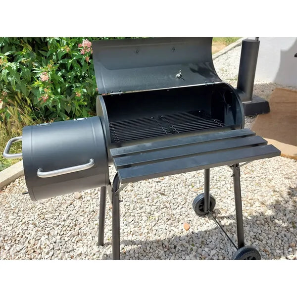 Hordó alakú, nagyméretű faszenes grill füstölővel, hőmérővel és kerekekkel