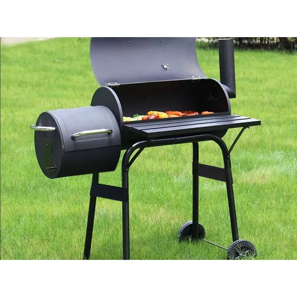 Hordó alakú, nagyméretű faszenes grill füstölővel, hőmérővel és kerekekkel