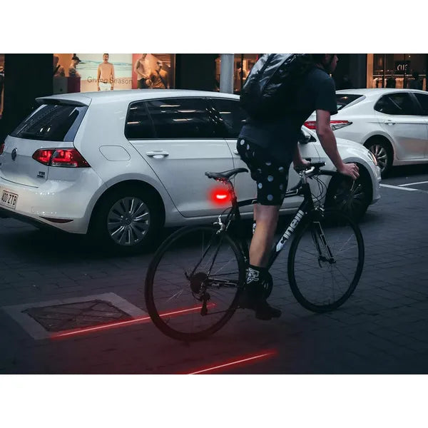 Kerékpár hátsó lámpa 5 LED-del, lézeres sávval, fekete