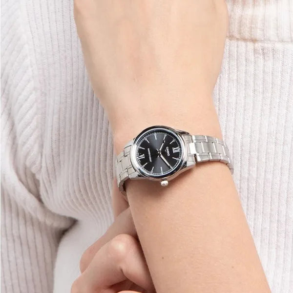 Casio női karóra fekete számlappal, acél szíjjal, WR30, kvarc