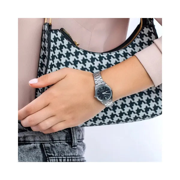Casio női karóra fekete számlappal, acél szíjjal, WR30, kvarc