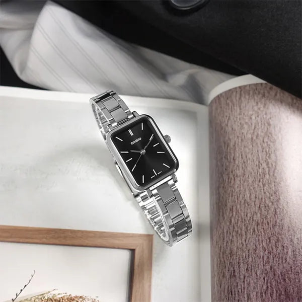 Casio LTP-V009D-1E női karóra ezüst acél szíjjal, fekete számlap, WR30