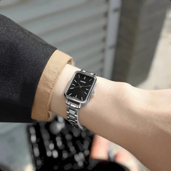 Casio LTP-V009D-1E női karóra ezüst acél szíjjal, fekete számlap, WR30