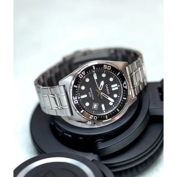 Casio MTD-135D-1A férfi analóg karóra, rozsdamentes acél, fekete számlap, 50 m