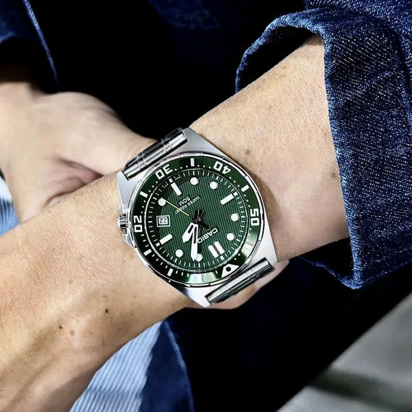 Casio MTD-135D-3A férfi karóra, zöld számlap, acél szíj, 44 mm, WR50