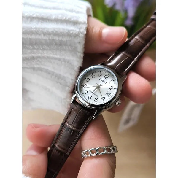 Casio LTP-V002L-7B2UDF női kvarc karóra bőrszíjjal, ezüst tok, WR30, dátum