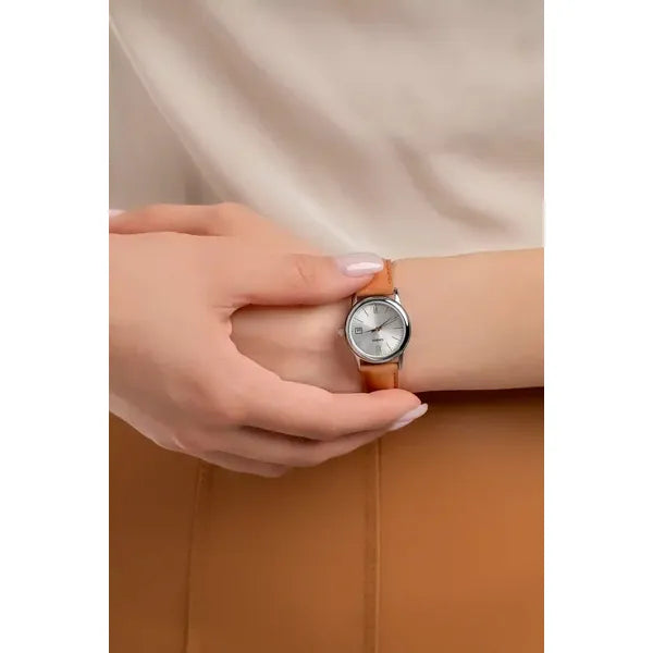 Casio LTP-V002L-7B3UDF női karóra, barna bőrszíj, ezüst 25 mm