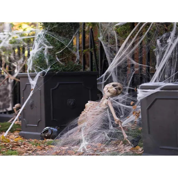 Rugalmas fehér pókháló dekoráció műpókokkal, Halloweenre
