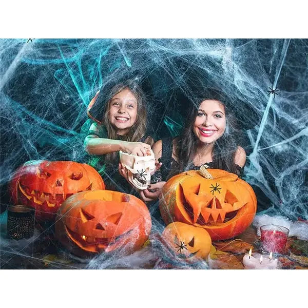 Rugalmas fehér pókháló dekoráció műpókokkal, Halloweenre