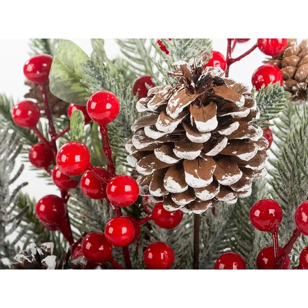 Karácsonyi asztaldísz 30 cm, műfenyőágakkal, piros bogyókkal és tobozokkal