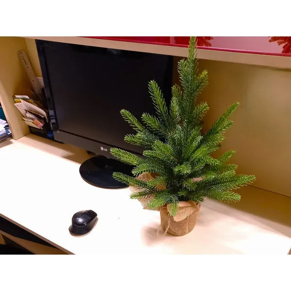 Műfenyő asztaldísz – 50 cm, zöld, kompakt karácsonyfa fa talppal