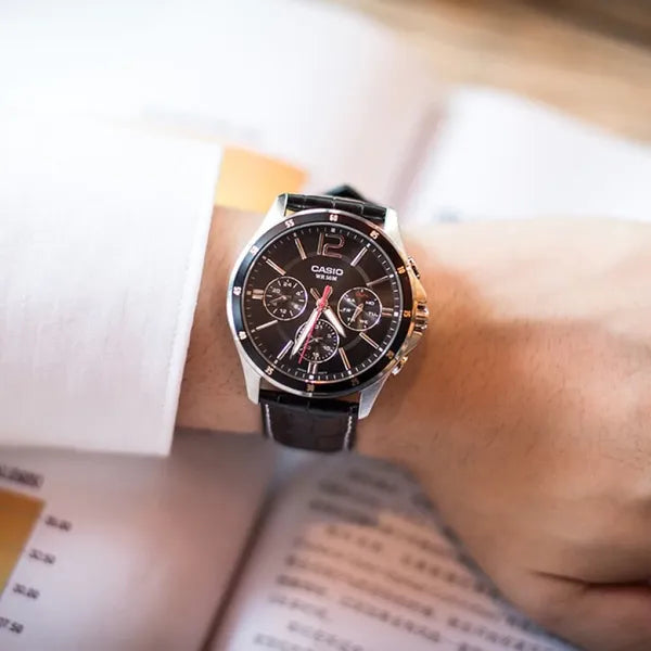 Férfi Casio kvarc karóra fekete bőrszíjjal, fekete számlap, 44 mm, 50 m