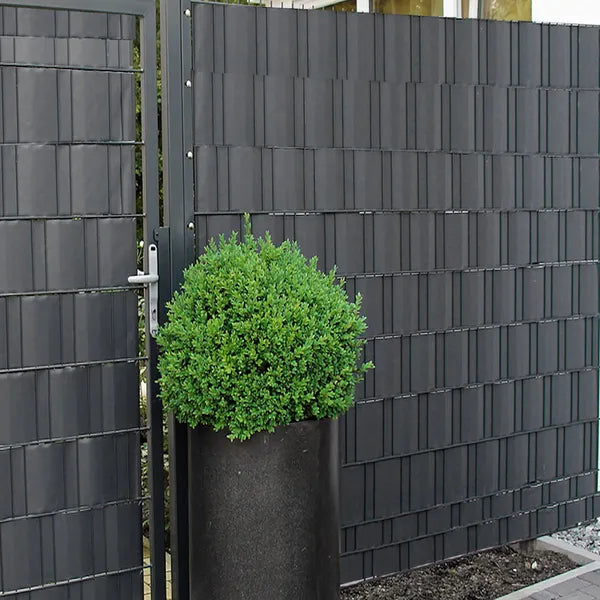 Antracit PVC kerítés árnyékoló szalag 19 cm×35 m 450 g/m², 20 klipsszel