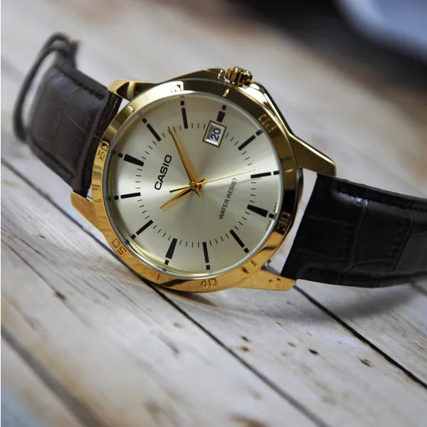 Casio MTP-V004GL-9A férfi karóra, bőrszíj, arany számlap, dátum