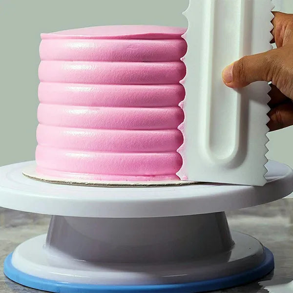 Fogazott tortadíszítő spatula, műanyag, 21,8 cm, fehér