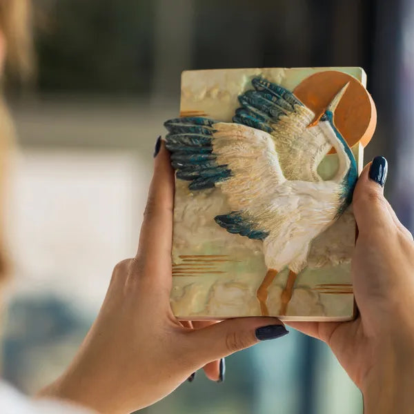 3D gipsz színező kép darumadárral, festékekkel és ecsetekkel
