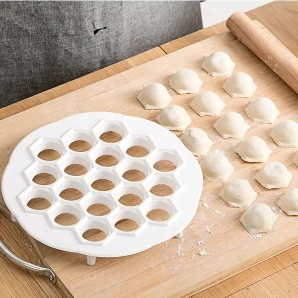 Pierogi/pelmeni tésztaformázó 19 lyukkal, 20 cm, fehér PP műanyag