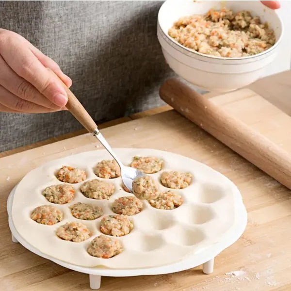 Pierogi/pelmeni tésztaformázó 19 lyukkal, 20 cm, fehér PP műanyag