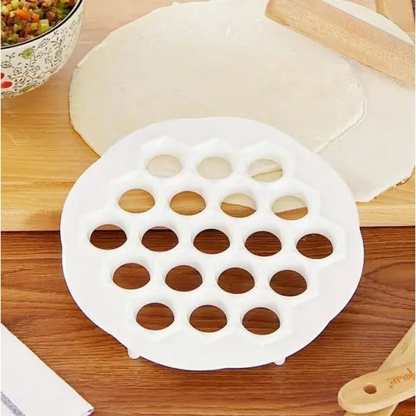 Pierogi/pelmeni tésztaformázó 19 lyukkal, 20 cm, fehér PP műanyag
