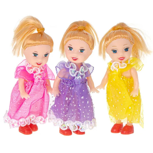 Mini babaház baba készlet, 3 darab, 10 cm, színes ruhákkal