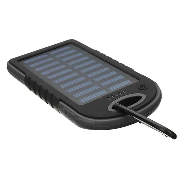 Fekete 5000 mAh napelemes powerbank, LED zseblámpával, 2×USB, vízálló