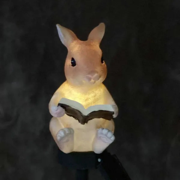 Napelemes LED kerti lámpa, könyvet olvasó nyuszi, IP67, 43 cm