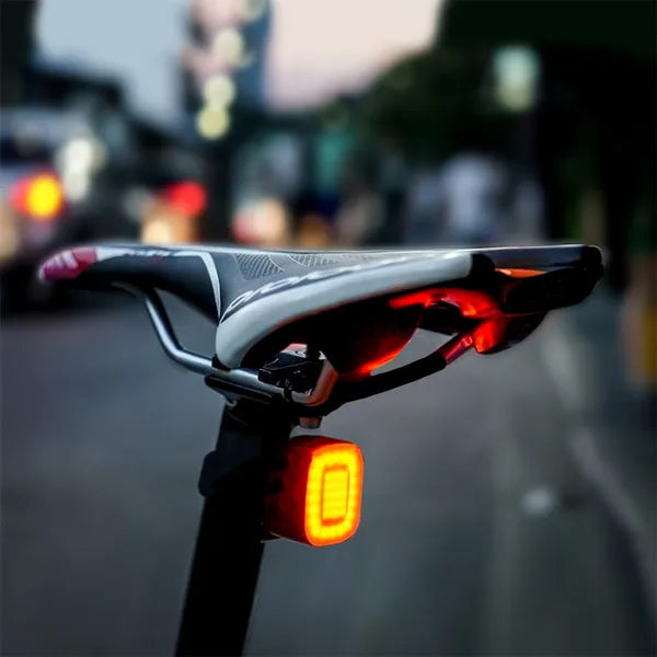 Kerékpár hátsó LED lámpa 125 lm, USB-s akkumulátor, fény- és fékérzékelő