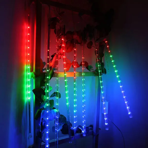 Napelemes LED fényfüzér 2,4 m, 8 csillogó jégcsappal, 144 RGB LED, IP44