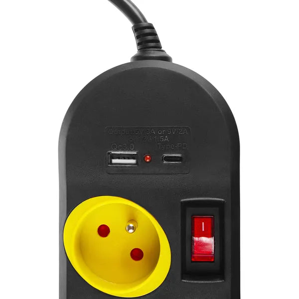 Fekete 4 aljzatos hosszabbító USB-A/C-vel, egyenkénti kapcsoló, 1,5 m, 2500 W